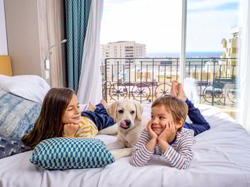 2 enfants avec un chien sur le lit 2 enfants avec un chien sur le lit