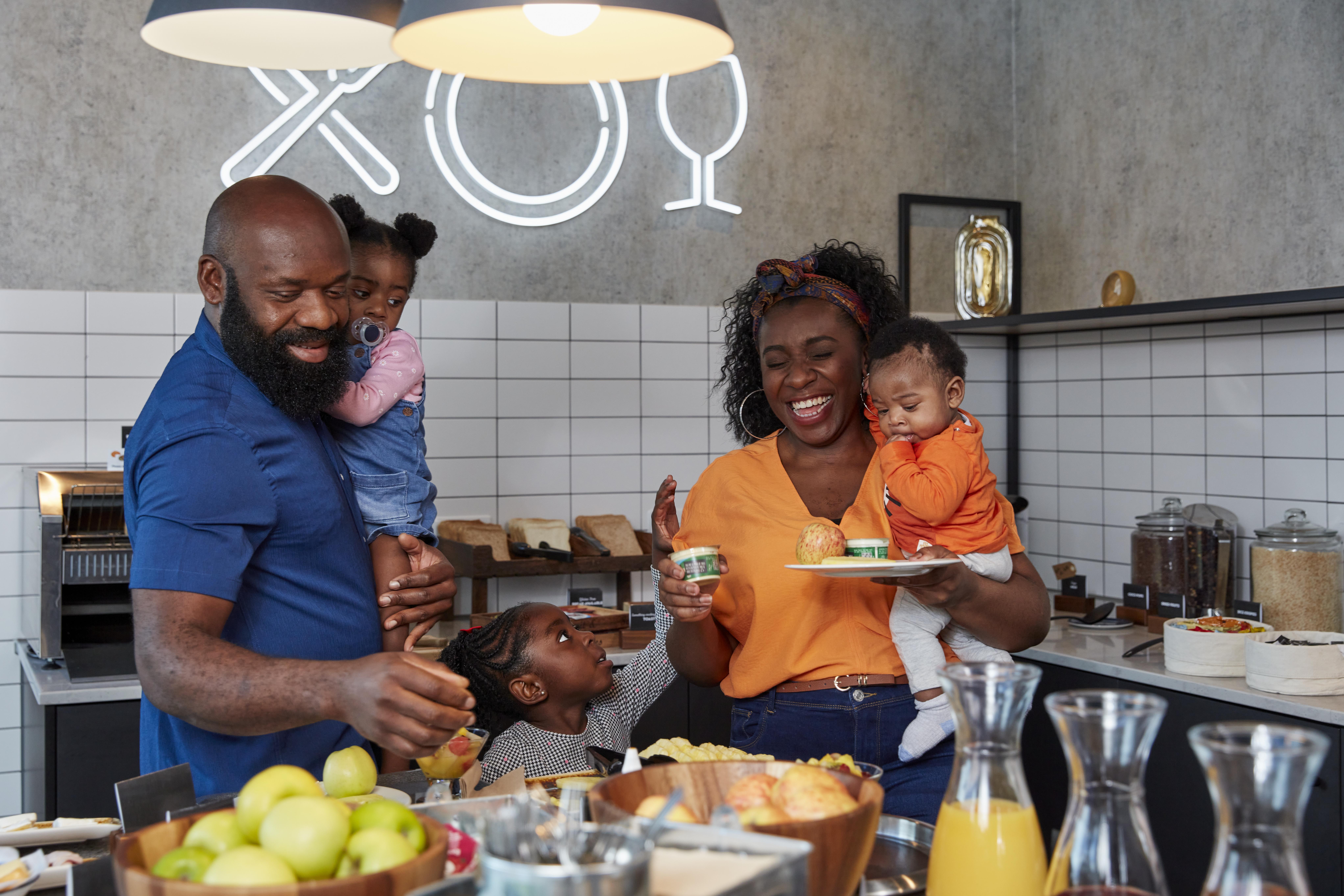 Famille au petit-déjeuner