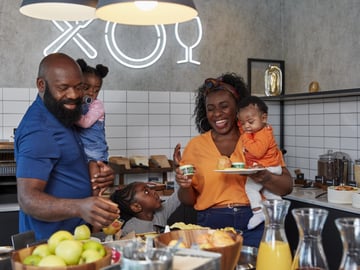 Famille au petit-déjeuner