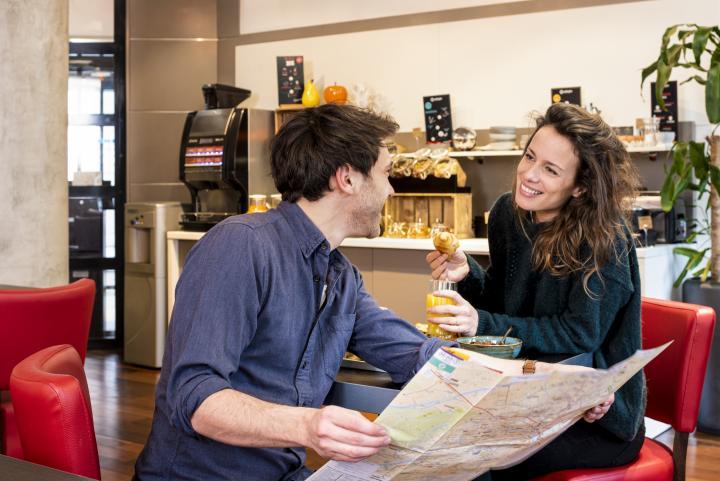 un couple qui se regardent 
