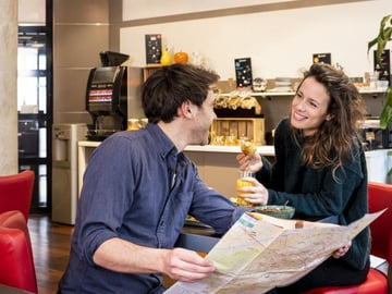 un couple qui se regardent
