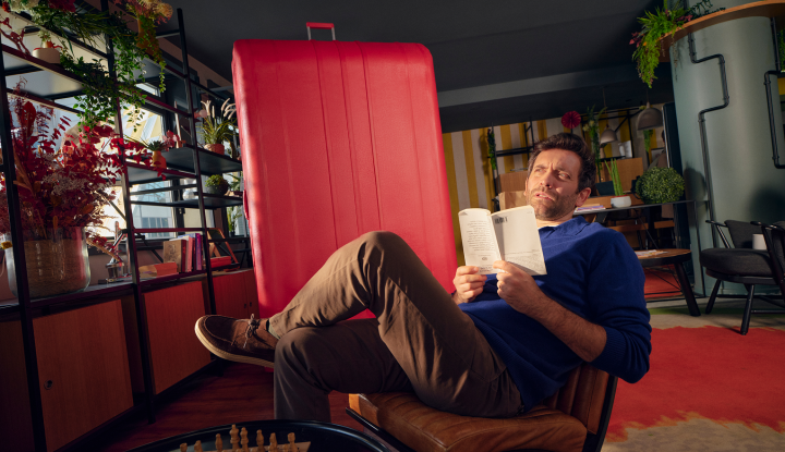 marc, der ein Buch liest