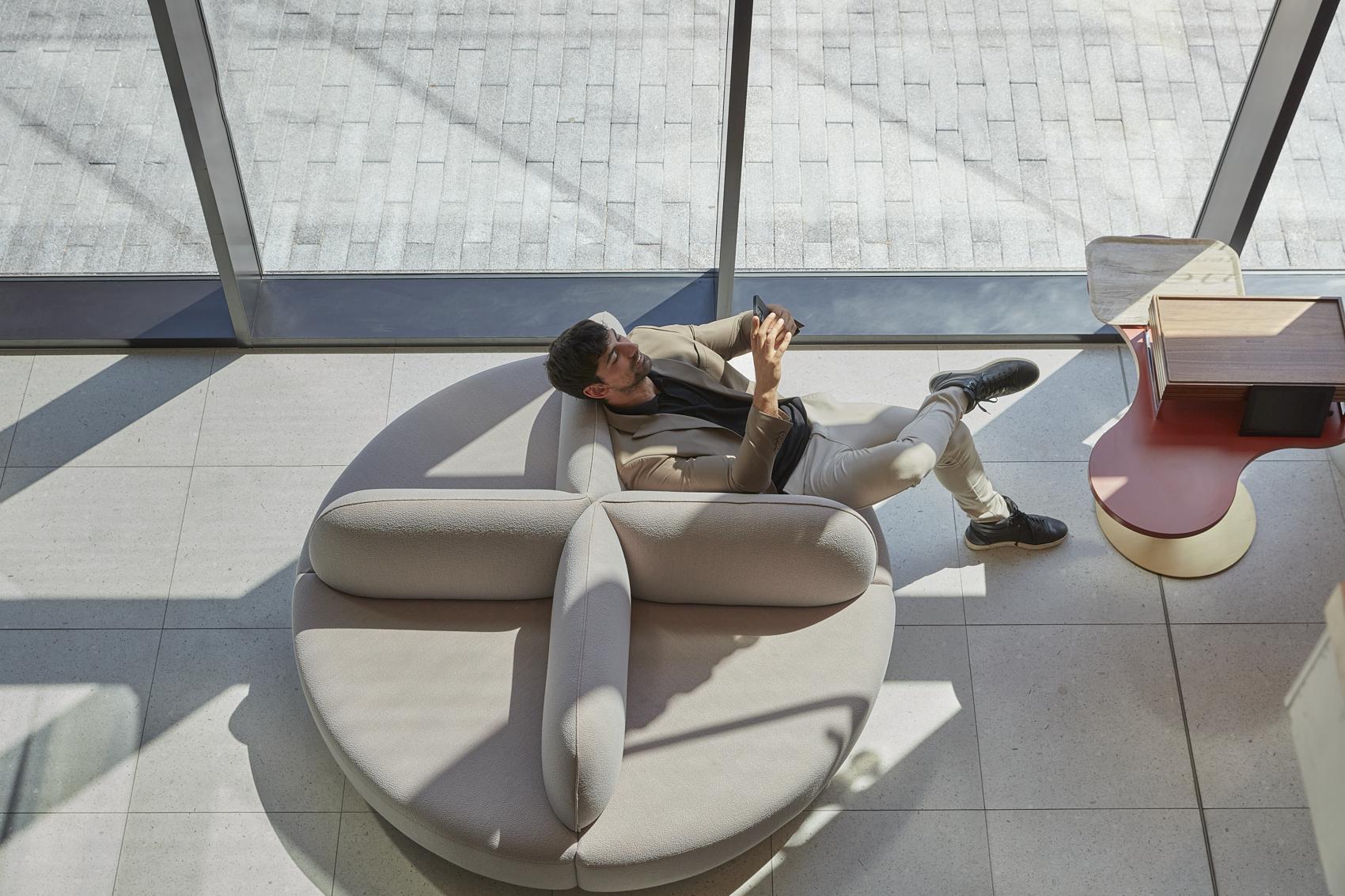 Voyageur d'affaire attendant son rendez-vous