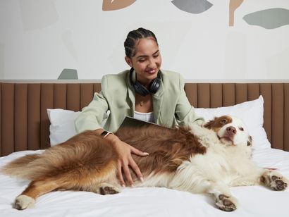 Mulher em um hotel com seu animal de estimação (cachorro)