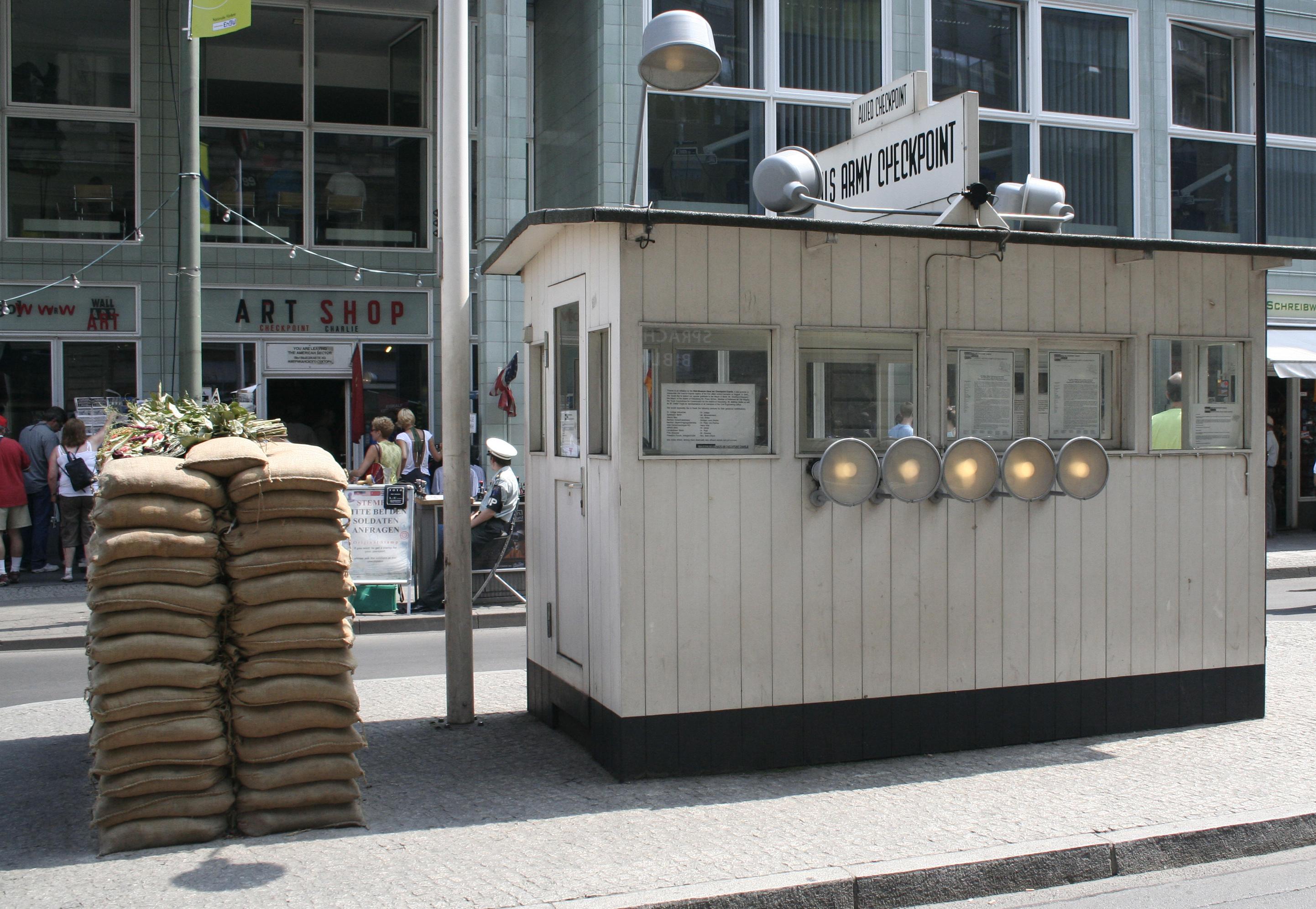 Der Checkpoint Charlie in Berlin, ein Symbol einer vergangenen Zeit! 