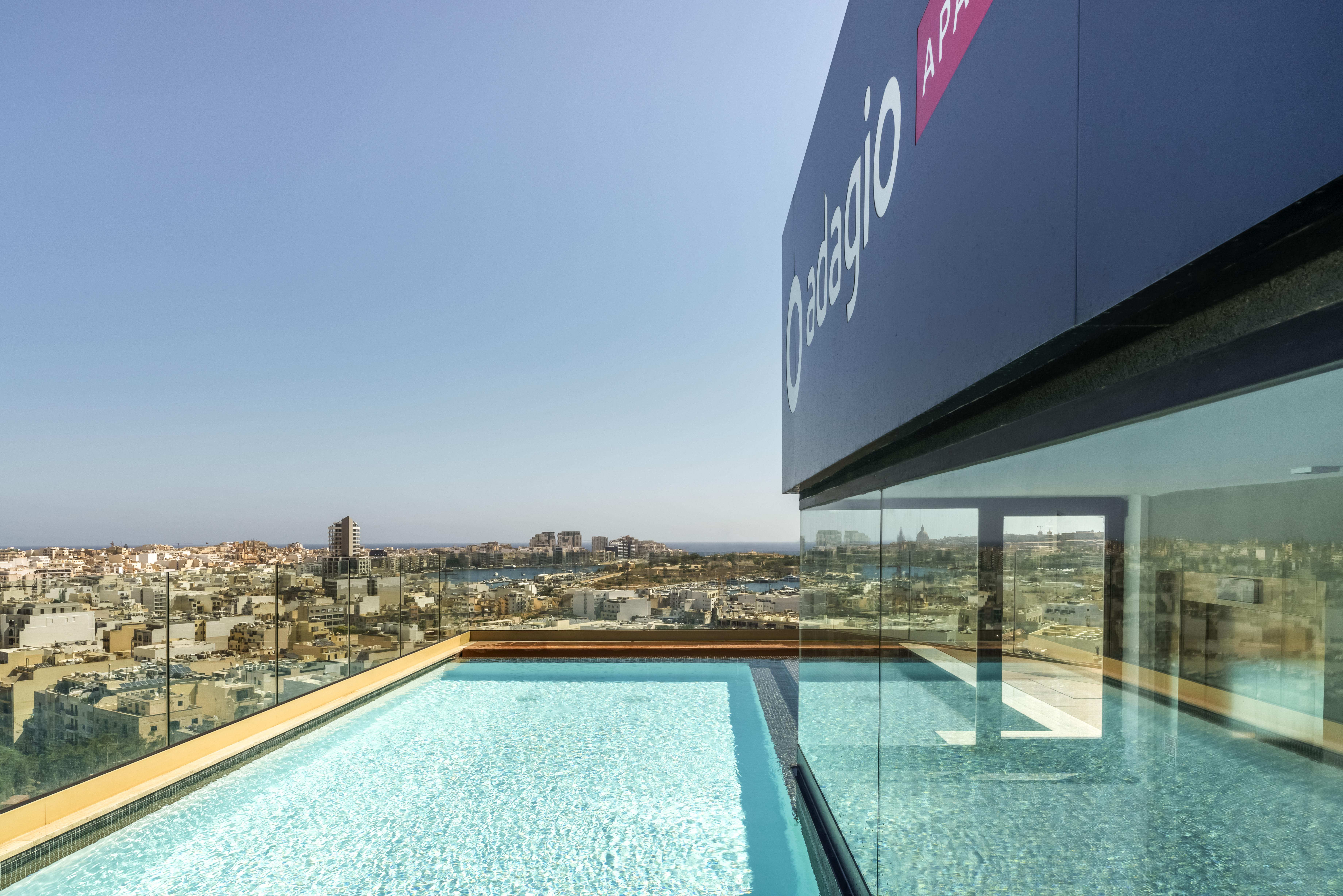 établissement avec piscine