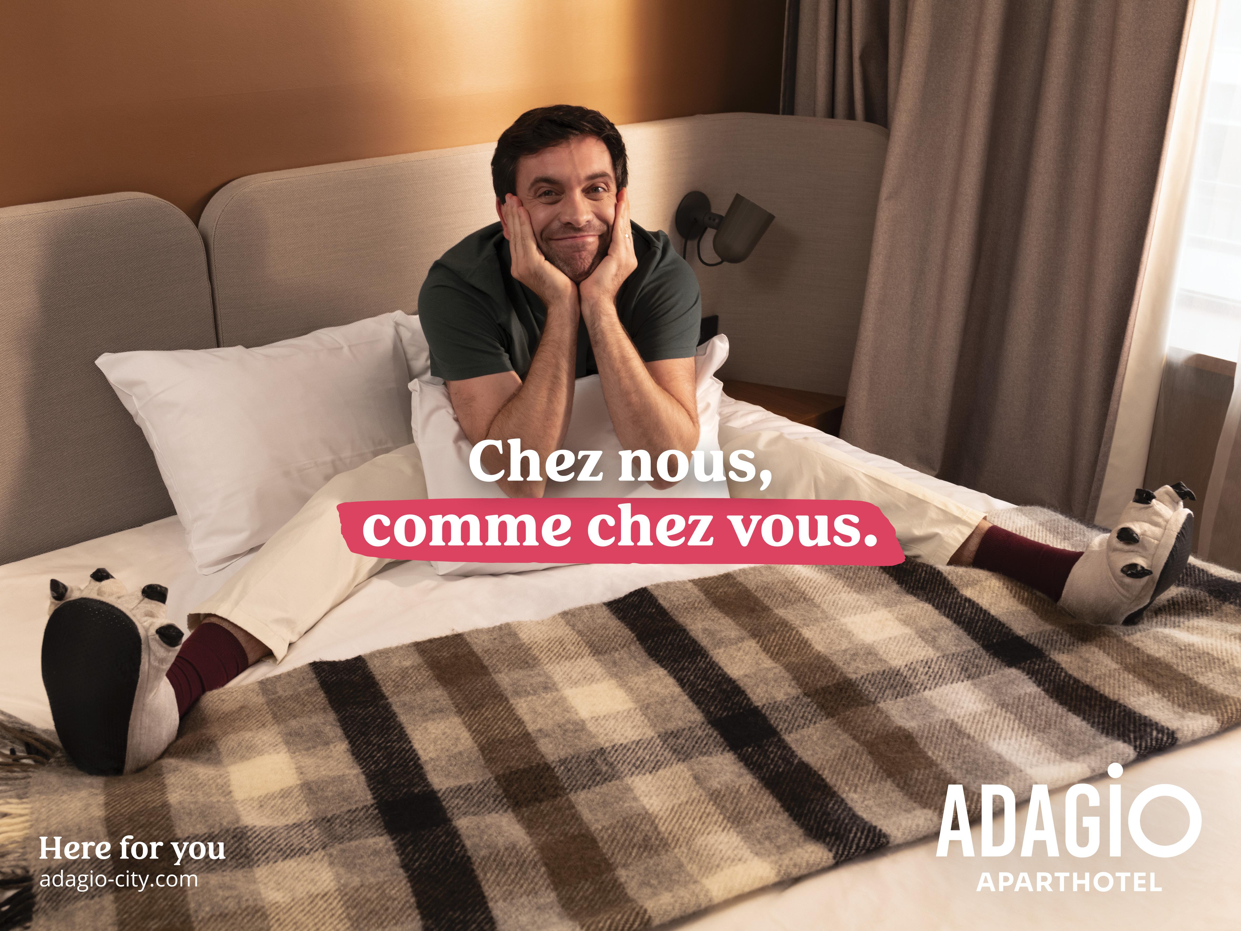 photo d'un homme sur un lit 